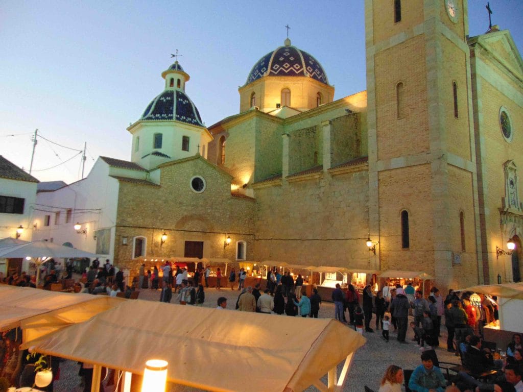 Altea en un día desde Calpe: casco antiguo, miradores y paseo marítimo imperdibles 1 Plaza de la iglesia